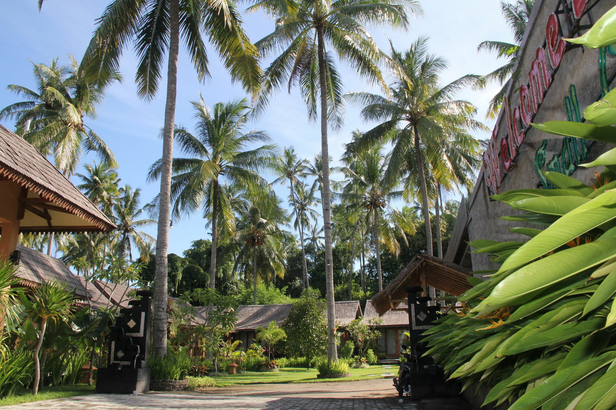 Reddoorz Plus @ Raya Senggigi Lombok Buitenkant foto